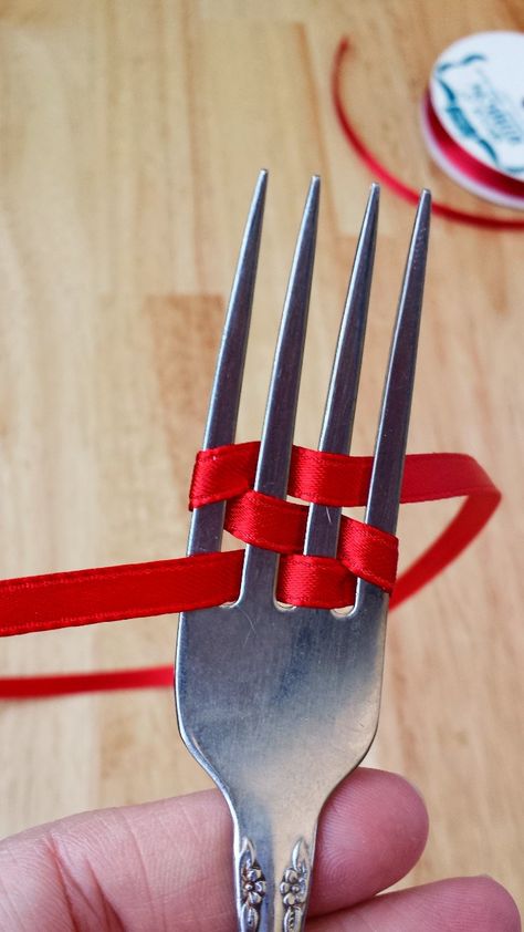 Use a Fork to Create Perfect Little Bows - Destination Decoration Fork Bow, Homemade Bows, Bows Diy Ribbon, Diy Bows, Ribbon Headbands, Tiny Bow, Diy Outdoor Decor, Bow Tutorial, Gift Bows