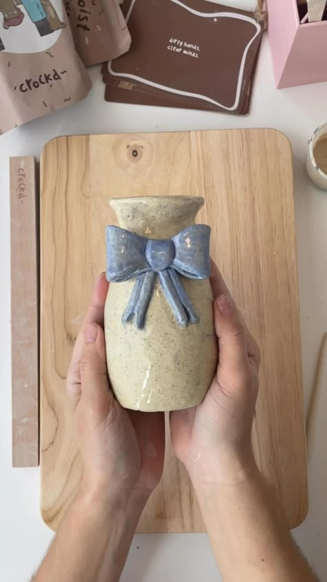 #clay #pottery #athomepottery #diyclayinspo #howtoclay #diyclayideas #clayinspo #potteryinspo #handmadeceramics  #easyclaydiy #diygiftideas #diygifts #crockd Handmade Clay Pots, Easy Clay Sculptures, Diy Fimo, Air Dry Clay Ideas, Dry Clay Ideas, Diy Pottery Painting, Beginner Pottery, Make A Bow, Diy Air Dry Clay