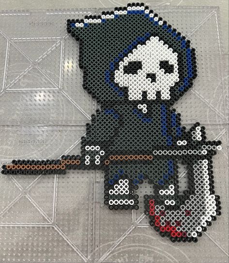 Grim Reaper Pixel Art, Horror Perler, Grim Reaper Perler Beads, Scream Knife Perler Beads Pattern, Leatherface Perler Beads, Horror Perler Beads, Horror Movie Pixel Art Grid, Hama Beads Halloween, Diy Bracelets With String