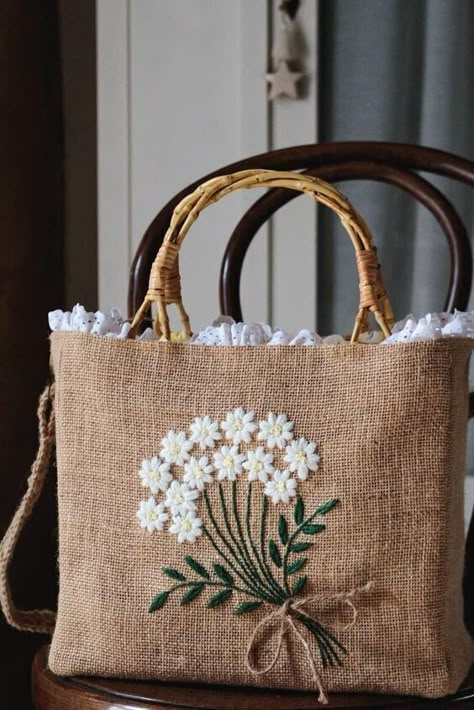 Bag With Flowers, Desain Tote Bag, Handbag Sewing Patterns, Simple Hand Embroidery Patterns, Handmade Fabric Bags, Sac Diy, Jute Tote Bags, Diy Bag Designs, Bag Pattern Free