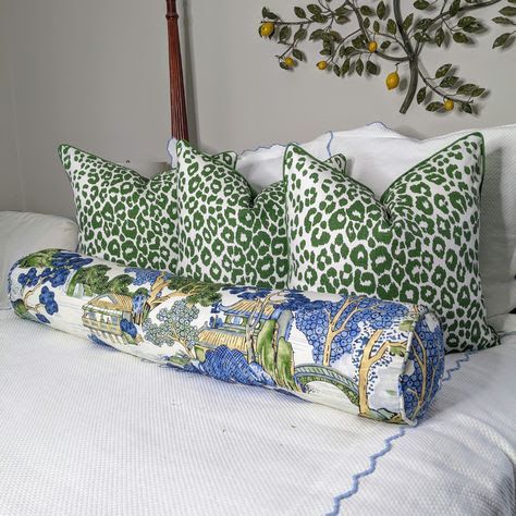 Carolina Room, Chinoiserie Bedroom, Trendy Pillows, Needlepoint Inspiration, Animal Print Rooms, 2022 Bedroom, Grandmillenial Style, Den Decor, Chinoiserie Decor