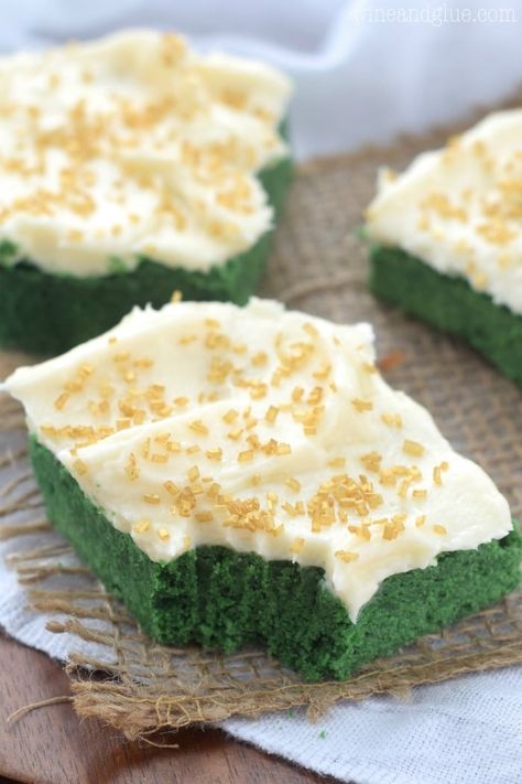 Green Velvet Cookies, Green Velvet Brownies, Stpatricksday Crafts, Green Dessert, Bars With Cream Cheese Frosting, Bars With Cream Cheese, Green Desserts, Gold Sprinkles, Cookies Bars