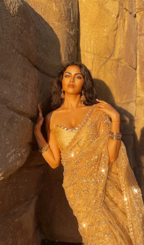 beautiful gold saree with sequin and glitter embellishments, adorned by south indian woman, desi, south asian Raw Silk Blouse, Portrait References, Sequin Saree, Scalloped Border, Pretty Princess, Net Saree, Bridal Shoot, Raw Silk, Silk Blouse