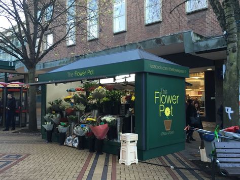 Flower Shop Kiosk Design, Flower Kiosk Design Ideas, Small Florist Shop Interior, Small Flower Shop Interiors, Florist Shop Interior, Flower Kiosk, Florist Studio, Flower Cafe, Flower Shop Design