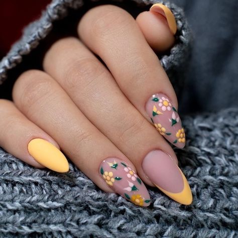 Tulip Nails, Nails Yellow, Subtle Nails, Nail Art Gel, Colorful Nails, Trendy Nail Art, Nagel Inspo, Nails 2024, Nail Designs Spring