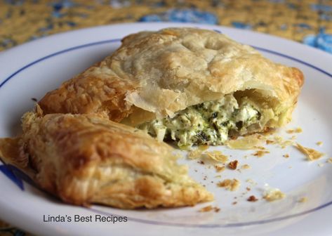 Pesto Chicken in Puff Pastry | Linda's Best Recipes Chicken In Puff Pastry, Puff Pastry Chicken, Hand Pies Savory, Turnover Recipes, Chicken Pesto, Frozen Puff Pastry, Puff Pastry Recipes, Hand Pies, Spinach And Feta