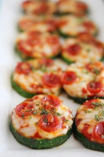 Mini cucumber pizza...yummy! Zucchini Pizza Bites, Zucchini Pizza, How To Cook Zucchini, Fingerfood Party, Zucchini Pizzas, Mini Pizzas, Pizza Bites, Street Corn, Mexican Street