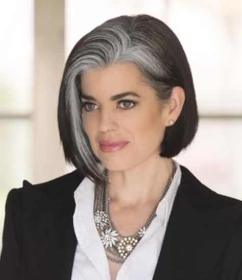 Cabelos em transição Grey Hair Looks, Grey Hair Transformation, Gorgeous Gray Hair, Beautiful Gray Hair, Gray Hair Growing Out, Silver Grey Hair, Natural Gray Hair, Blending Gray Hair, Gray Hair Highlights