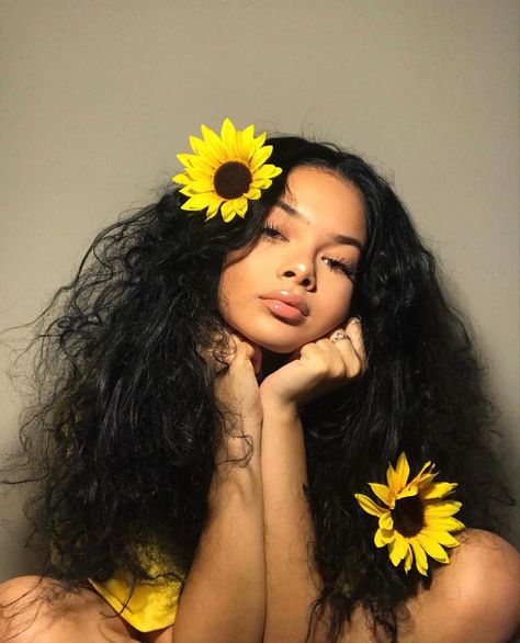 Flower Photoshoot Black Women, Boo Photoshoot, Sunflower Photoshoot, 21st Birthday Photoshoot, Beautiful Photoshoot Ideas, Spring Photoshoot, Flower Photoshoot, Creative Photoshoot Ideas, Photographie Portrait Inspiration