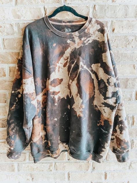 Bleach Clothes Design, Bleaching Clothes, Bleached Shirt, Tie Dye Fashion, Distressed Sweatshirt, Bleach Tie Dye, Bleach T Shirts, Diy Vetement, Wardrobe Tips