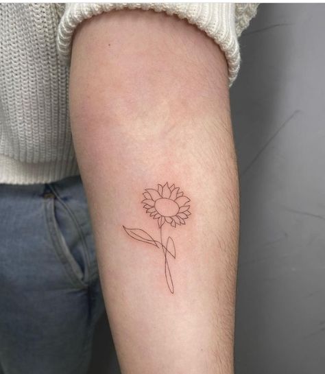 Sunflower Tattoo On Wrist, Small Sunflower Tattoo, Sunflower Mandala Tattoo, Sunflower Tattoo Ideas, Cream Tattoo, Sunflower Tattoo Small, Tattoo Line, Petit Tattoo, Small Sunflower