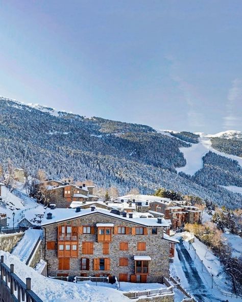 Esquiades Deals Esta semana te traemos un SUPER PRECIO para esquiar TODA LA TEMPORADA en Grandvalira (exactamente en el sector de Soldeu - Andorra) Te recomendamos los Apartamentos La Pleta de Soldeu Te imaginas despertando con estas vistas? Cuentan con NOTAZA en nuestra web: 89 sobre 10! 119/pers. en base a ocupación de 4 personas por Apartamento 2 Noches en Apartamento de 4 plazas A 2 min en coche del Telecabina Grandvalira - Soldeu 2 días de forfait en Grandvalira A 25 min en c Andorra La Vella, Mount Everest, Natural Landmarks, Travel, Instagram, Nature