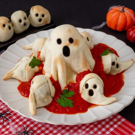 Recipe appetizers for 6 people. Difficulty: - Ghost Meatball Appetizer! Ghoulishly good times await with this dish Ghostbusters Recipes, Ghost Meatballs, Ghost Potatoes, October Meals, Tomato Sauce For Meatballs, Meatball Appetizer, Halloween Finger Foods, Recipe Appetizers, Brie Puff Pastry