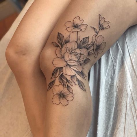 Thigh Simple Tattoos Women, Rose Of Sharon Tattoo, Theigh Tattoos, Beautiful Spine Tattoos, Tattoo Knee, Feather Tattoo Meaning, Minimal Tattoo Designs, Optical Illusion Tattoos, Illusion Tattoos