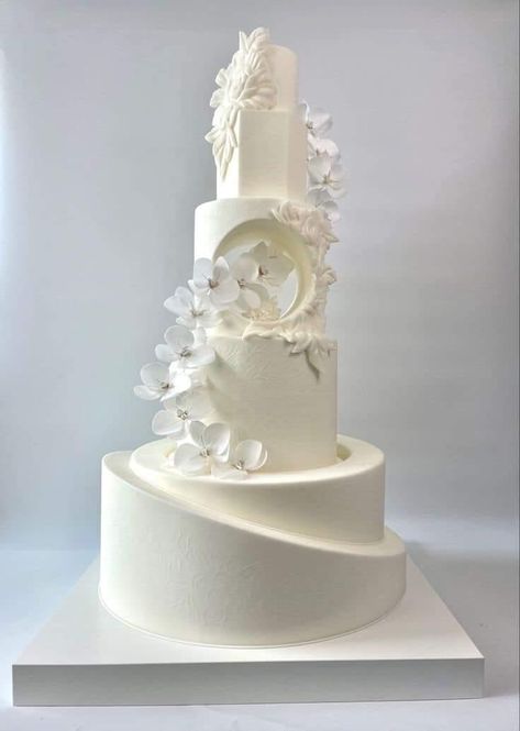 Aladdin Cake, Wedding Cake Flowers, Extravagant Wedding Cakes, Stunning Cakes, Royal Wedding Cake, Black And White Wedding Cake, Disney Cake, Disney Wedding Cake, Wedding Cakes Elegant