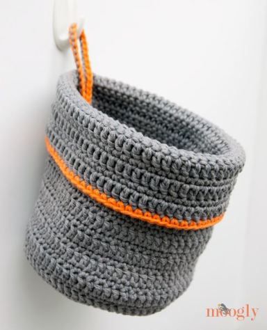 Organization Now! Get your stuff in order with this free #crochet hanging basket pattern on Moogly! Great gift idea  - fill it with treats! :D Pattern Organization, Crochet Hanging Basket, Hantverk Diy, Hanging Crochet, Crochet Hanging, Crochet Basket Pattern Free, Crochet Storage, Peg Bag, Basket Pattern