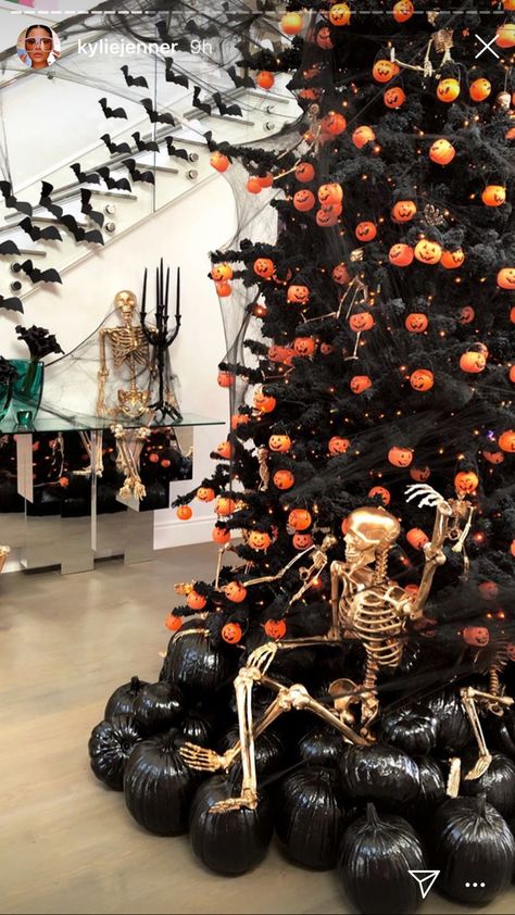 Halloween Christmas Tree, Kostuum Halloween, Table Halloween, Halloween Decor Diy, Casa Halloween, Diy Halloween Decor, Halloween 3, Halloween Tattoo, Halloween Tree