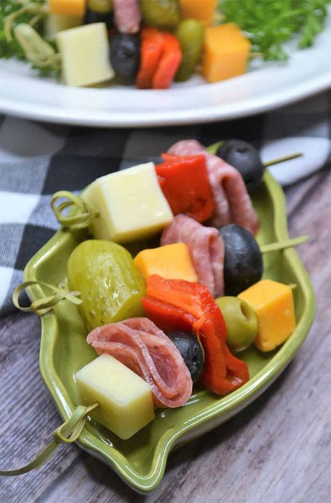 A small plate is arranged with charcuterie on a stick. Charcuterie Tooth Picks, Charcuterie On A Stick, Appetizers On A Stick, Charcuterie Skewers, Easy Entertaining Dinner, Appetizer Skewers, Fancy Lunch, Appetizer Christmas, Favorite Party Appetizers