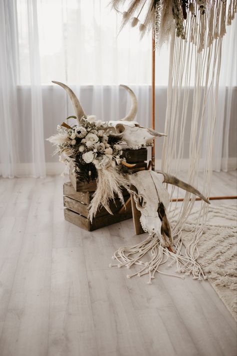 Cow Skull Wedding Decor Idea Cow Skull Wedding, Skull Wedding Decor, White Neutral Wedding, Western Table Decorations, Wedding Personal Touches, Western Bridal Showers, Western Wedding Decorations, Wedding Pricing, Country Western Wedding