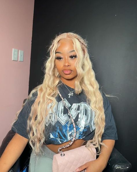 @ trinnjusglo Wig Side Part With Curls, Blonde Hair Outfit Ideas, Birthday Hair Black Women, Blonde Prom Hair, Blonde Wig Hairstyles, Blonde Hairstyles For Black Women, Cutesy Hairstyles, Vacay Hairstyles, Side Shaved Hair