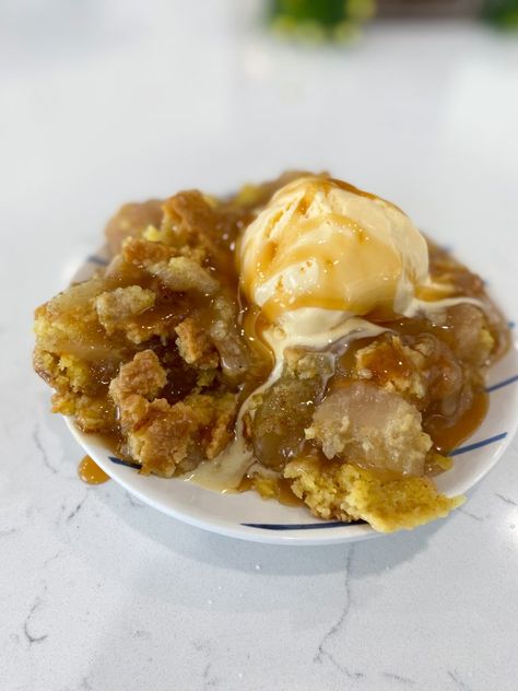 Walmart List, Homemade Apple Cobbler, Holiday Dessert Recipes Easy, Julia Pacheco, Apple Dump Cake, Easy Homemade Desserts, Dump And Bake, Apple Cobbler Recipe, Caramel Apple Dump Cake