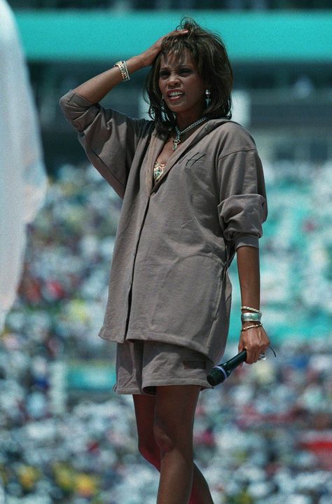 Whitney Houston Style, Houston Street Style, Whitney Houston 80s, Whitney Houston Young, Houston Style, Houston Pictures, Whitney Houston Pictures, Bobbi Kristina, Black Women Style