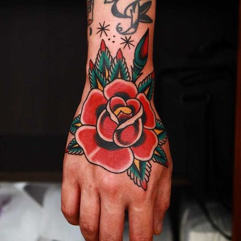 Traditional Rose Tattoo, Old School Rose, Traditional Hand Tattoo, Rose Tattoo On Arm, Ma Tattoo, Basic Tattoos, Rose Hand Tattoo, Traditional Rose, Tattoo Old School