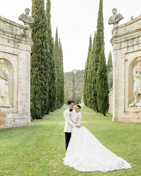 Monique Lhuillier Bride (@moniquelhuillierbride) • Instagram photos and videos White Tux, Bridal Parties Pictures, Famous Gardens, Tuscan Wedding, Light Blue Dresses, Party Pictures, Beautiful Villas, Destination Wedding Planner, Italy Wedding