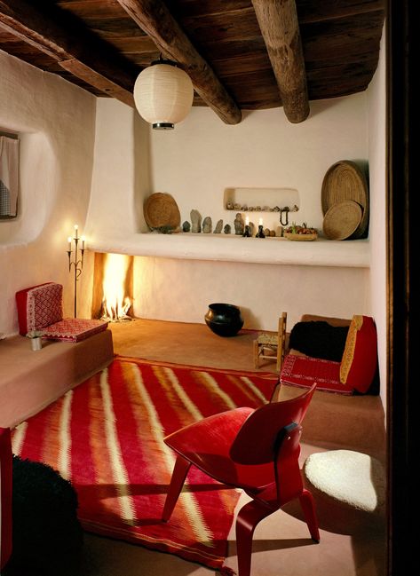 Inside Georgia O’Keeffe’s Handsome New Mexico Home Abiquiu New Mexico, Western Interior, New Mexico Homes, Georgia Okeefe, Adobe House, Santa Fe Style, Georgia O Keeffe, O Keeffe, Throw Pillow Styling