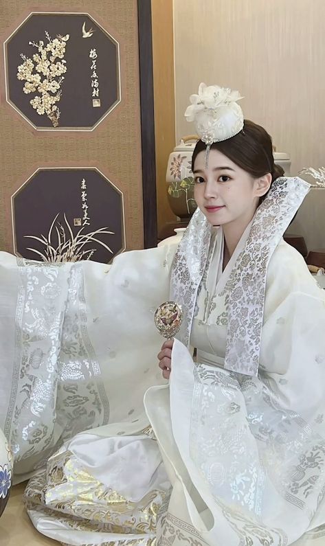 White Hanbok, Epex Mu, Fluffy Wedding Dress, Korean Traditional Clothing, Korean Traditional Dress, Korean Hanbok, Asian Bride, Korean Traditional, Korean Dress