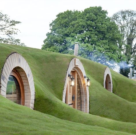 Cob House Plans, Hobbit Houses, Glamping Pods, Earth Sheltered Homes, Country Living Uk, Casa Hobbit, Drukarka 3d, Summer Staycation, Earthship Home