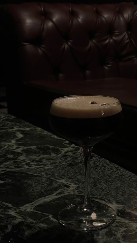 Drinks Dark Aesthetic, Cocktail Dark Aesthetic, Espresso Martini Girl Aesthetic, Martini Aesthetic Wallpaper, Espresso Martini Wallpaper, Dark Classy Aesthetic Wallpaper, Brunette Bombshell Aesthetic, Fiona Core, Espresso Martini Aesthetic