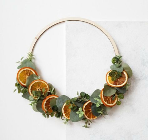 Julkransar Diy, Wreath Minimalist, Orange Eucalyptus, Dried Citrus, Orange Christmas, Colors Shades, Dried Oranges, Eucalyptus Wreath, Natural Christmas