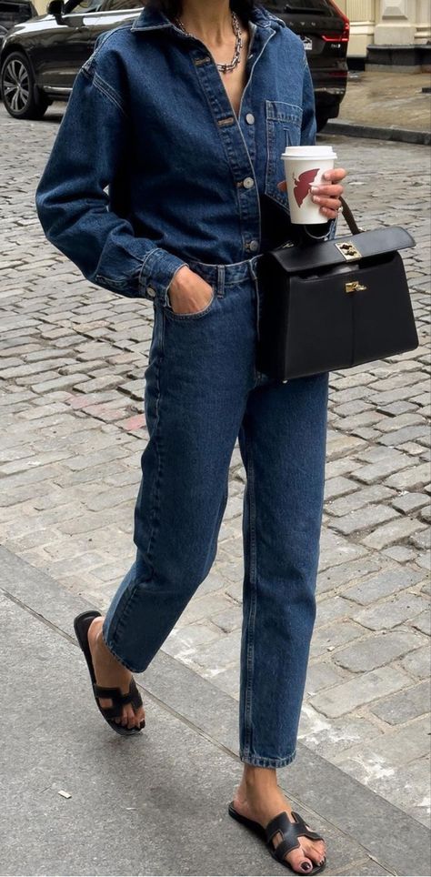 Old Money Summer Outfits, Old Money Summer, Denim Shirt Outfit, Office Outfits Women Casual, Tortoiseshell Sunglasses, Jeans Street Style, Office Casual Outfit, Office Outfits Women, All Jeans