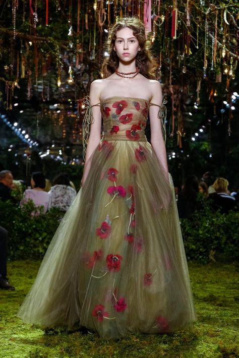 Christian Dior: Couture - NYTimes.com Brown Prom Dress, Brown Prom Dresses, Haute Couture Dresses, Dior Haute Couture, Christian Dior Couture, Fantasy Gowns, Dior Couture, 90s Grunge, Fairy Dress