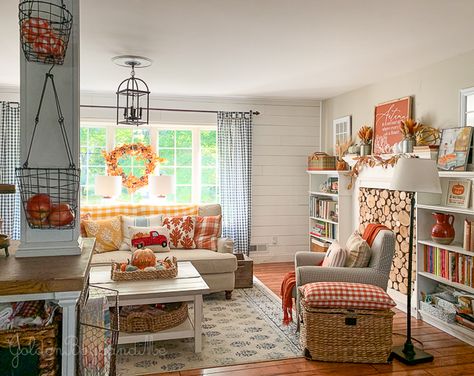 Colorful Country Decor, Colorful Farmhouse Living Room, Colorful Farmhouse Decor, Fall Cottage Decor, Salons Cottage, Country Cottage Living Room, Colorful Farmhouse, Tattoo Home, Living Room Garden