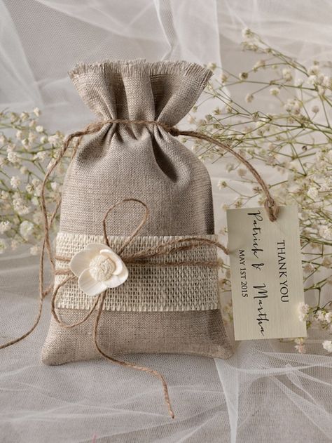 Burlap Wedding Favor Bags, Burlap Wedding Favors, Unusual Wedding Gifts, Favor Bags Wedding, Wedding Favor Ideas, Wedding Favors Fall, Handmade Wedding Invitations, Rustic Wedding Favors, Burlap Wedding