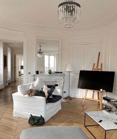 Parisian Style Living Room, Parisian Living Room, Apartment Chic, Design Salon, Parisian Apartment, Sopot, Up House, Black Furniture, Design Del Prodotto