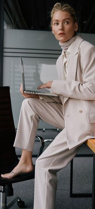 Business Woman Pose, Business Meeting Photography, Moodboard Office, Law Aesthetic, Company Photo, Studio Headshots, Business Photoshoot, Corporate Fashion, New York Photos