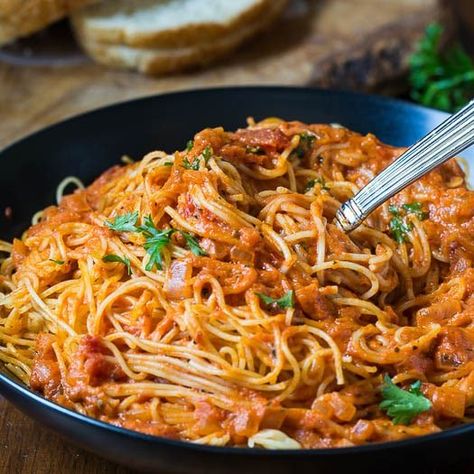 Spicy Tomato Cream Pasta Southern Chicken Spaghetti Recipe, Red Sauce Pasta Recipe, Pasta Sauce Recipes Tomato, Spicy Spaghetti, Creamy Chicken Pasta Recipes, Cheesy Pasta Recipes, Spicy Pasta, Chicken Spaghetti Recipes, Red Sauce Pasta