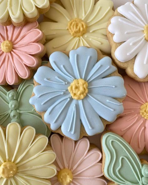 Royal Icing Cookies Floral, Flower Graduation Cookies, Garden Decorated Cookies, 18th Cookies, Wild Flower Sugar Cookies, Fancy Cookies Decorated, Flower Sugar Cookies Royal Icing, Simple Flower Cookies, Spring Cookies Royal Icing