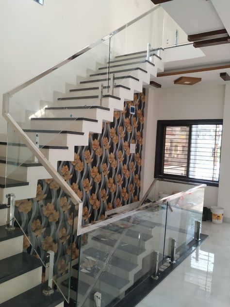 Elegant staircase design beautiful staircase ideas metal staircase design ideas decorations Spigot Glass Railing, Steel Glass Railing Design, Metal Staircase Design, Balcony Glass Railing Design, Stairs Railing Design, Glass Steps, Glass Railing Design, Reling Design, Stairs Tiles Design