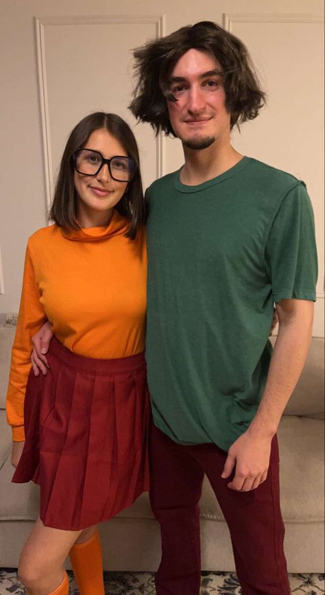 Velma and shaggy Vilma And Shaggy Costume, Shaggy Halloween Costume, Scooby Halloween Costumes, Scooby Halloween, Shaggy Costume, Velma Costume, Shaggy And Velma, Couple Halloween Costume, Velma Cosplay