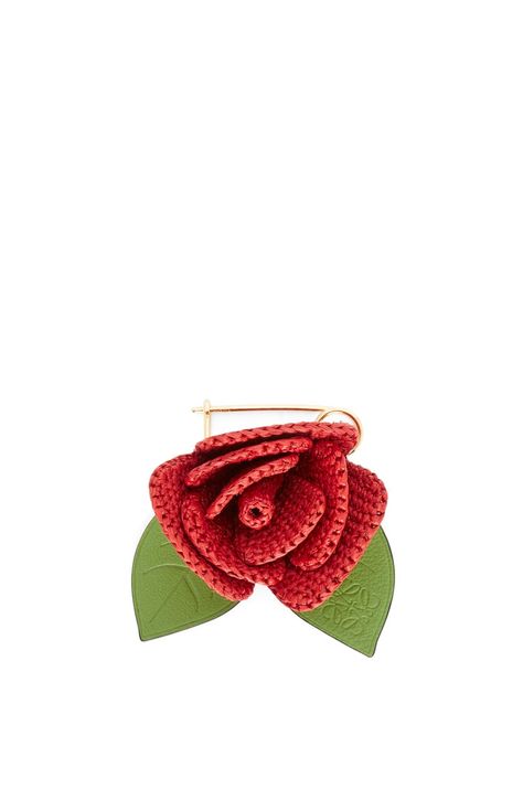 LOEWE Broche rose en raphia et laiton Rouge Loewe Bags, Red X, Leather Leaf, 3d Rose, Leather Flowers, Personalized Accessories, Marie Claire, Creative Work, Ibiza