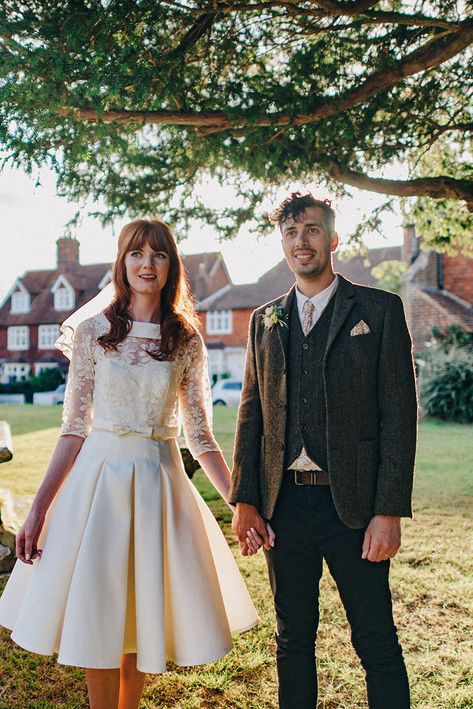 Gorgeous 60s Style Bride & Real Wedding with Kitsch Vintage Details: Amy & Martin 60s Style Wedding, Woodstock Wedding, 60s Wedding, 1960s Wedding, Wedding Dress Brands, Kitsch Vintage, Retro Bride, Chic Wedding Dresses, Vintage Wedding Photos