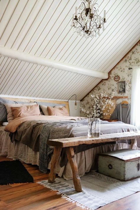 Swedish Country House, Design Ložnic, Country House Interior, Attic Bedroom, Country Bedroom, Country House Decor, Cottage Homes, Home Fashion, My New Room