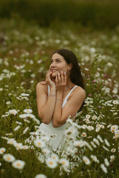 senior picture, flower fields, white flowers Rose Garden Senior Pictures, Silly Senior Pictures, Senior Picture Ideas Botanical Gardens, Senior Picture Flowers, Senior Pictures Flower Field, Senior Picture Ideas Flower Field, Senior Sunday Picture Ideas, Spring Senior Picture Ideas, Senior Picture Ideas Spring