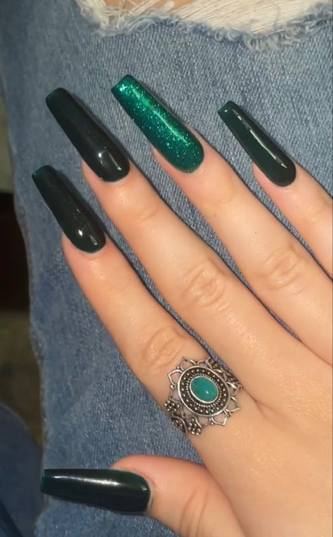 Black And Hunter Green Nails, Black And Dark Green Nails Acrylic, Dark Green And Black Nails Short, Black And Forest Green Nails, Dark Green Nails Glitter, Black Nails With Green Accent, Emerald Green And Black Nails Acrylic, Dark Green Black Nails, Black And Green Prom Nails