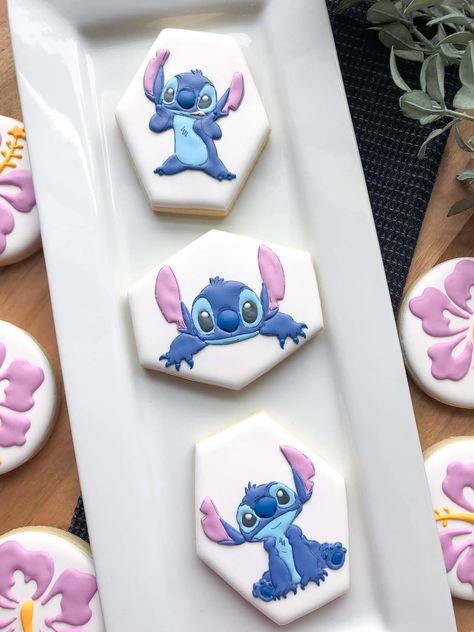 Stitch Cookies Royal Icing, Stitch Cookies Decorated, 21st Cookies, Stitch Cookies, Cookies Royal Icing, Royal Iced Cookies, Icing Design, Disney Cookies, Beautiful Cookies