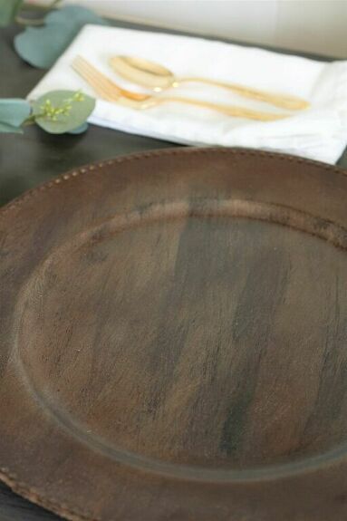 How to turn shiny plastic Dollar Store plate charges into high-end looking wood grain ! Faux Wood Wall, Easiest Burlap, Garden Chairs Metal, Fall Decor Dollar Tree, Dollar Tree Fall, Simple Artwork, Plates Diy, Yarn Pom Pom, Vintage Silverware